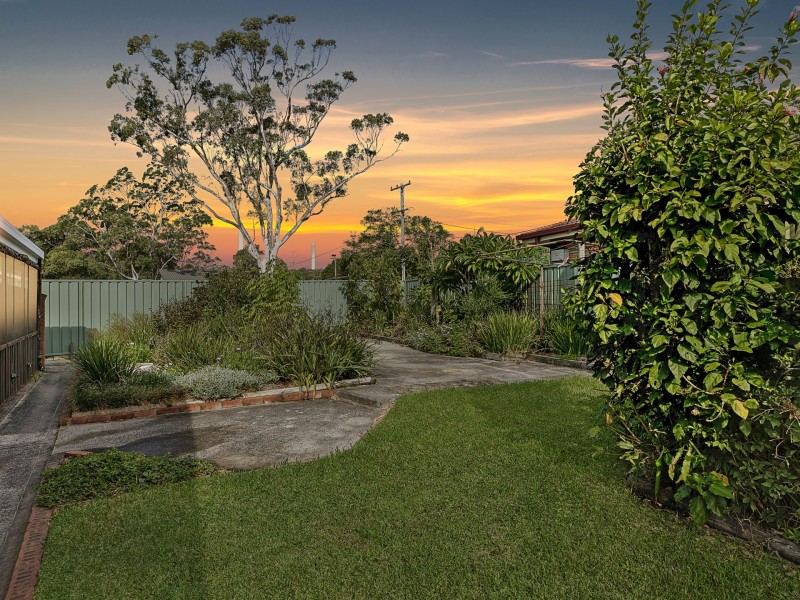 1 Harwood Close, Mannering Park NSW 2259