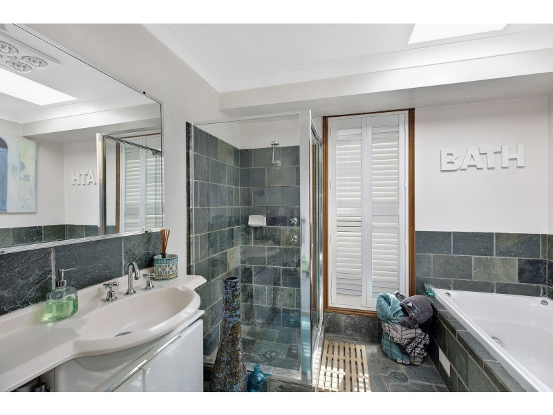 18 Gladys Ave, Berkeley Vale NSW 2261