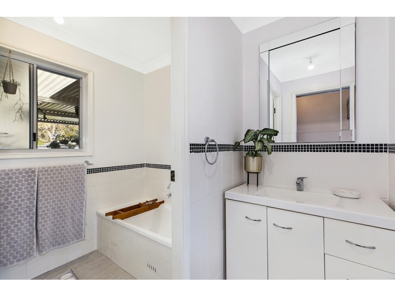 34 Buckingham Road, Berkeley Vale NSW 2261