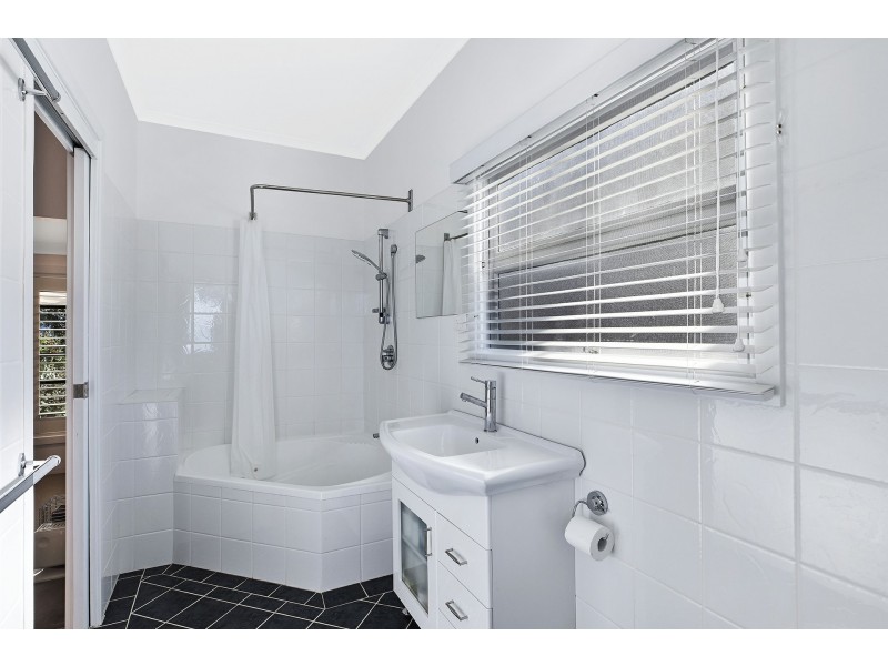 3 Kenmare Avenue, Berkeley Vale NSW 2261