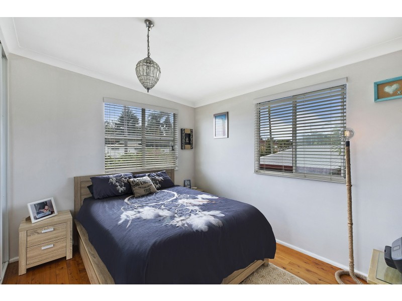 18 Hinemoa Ave, Killarney Vale NSW 2261