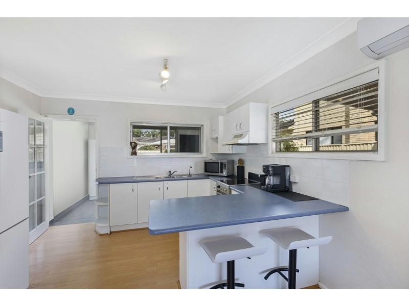 18 Hinemoa Ave, Killarney Vale NSW 2261