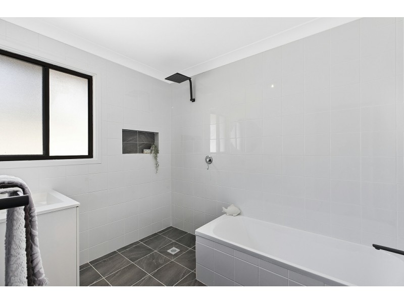 9 Esther Close, Gorokan NSW 2263