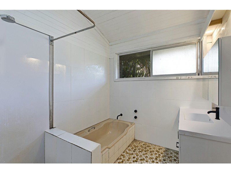 18 Cuthbert Road, Killarney Vale NSW 2261