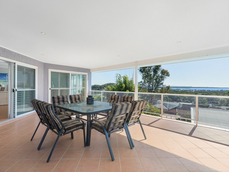 2 Seaspray Close, Bateau Bay NSW 2261