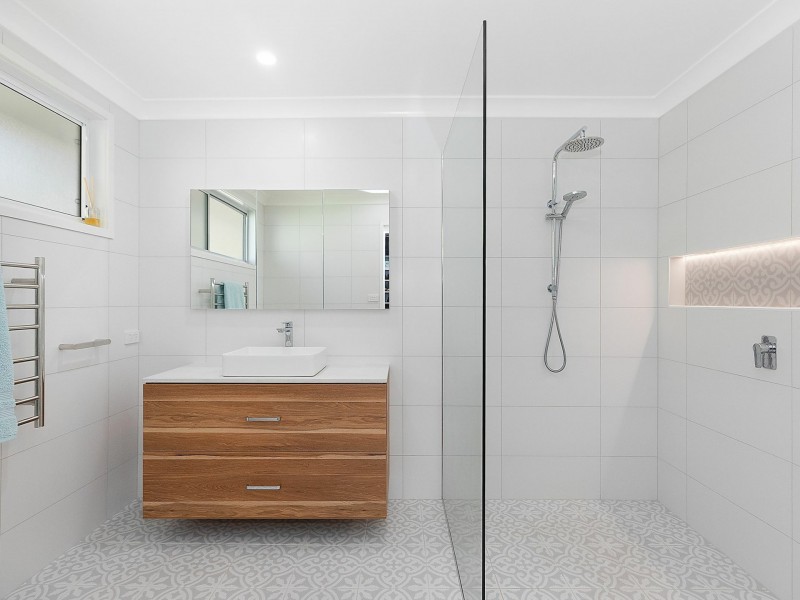 2 Seaspray Close, Bateau Bay NSW 2261