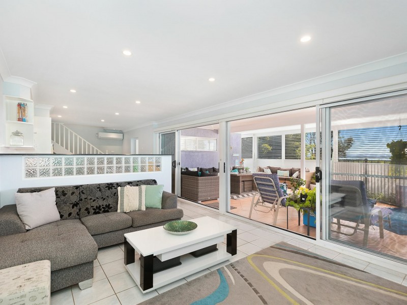 2 Seaspray Close, Bateau Bay NSW 2261