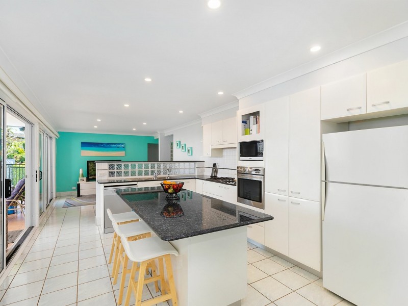 2 Seaspray Close, Bateau Bay NSW 2261