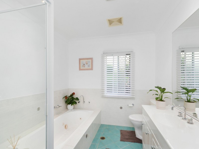 2 Seaspray Close, Bateau Bay NSW 2261