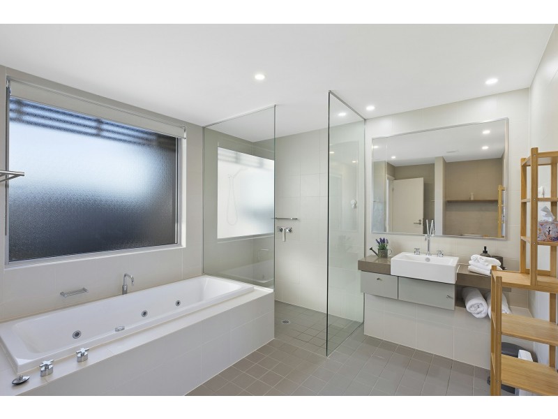 2002-2004 Huntingdale Drive, Magenta NSW 2261