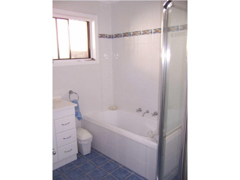 1 Roger Crescent, Berkeley Vale NSW 2261