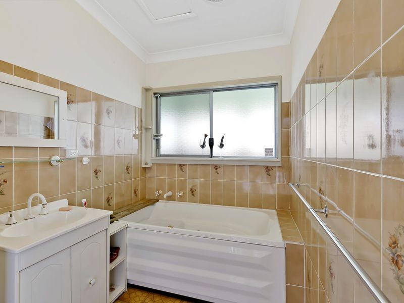 165 Lakedge Avenue, Berkeley Vale NSW 2261