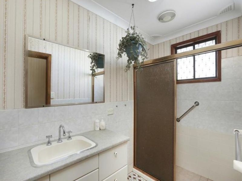 8 Cook Road, Killarney Vale NSW 2261