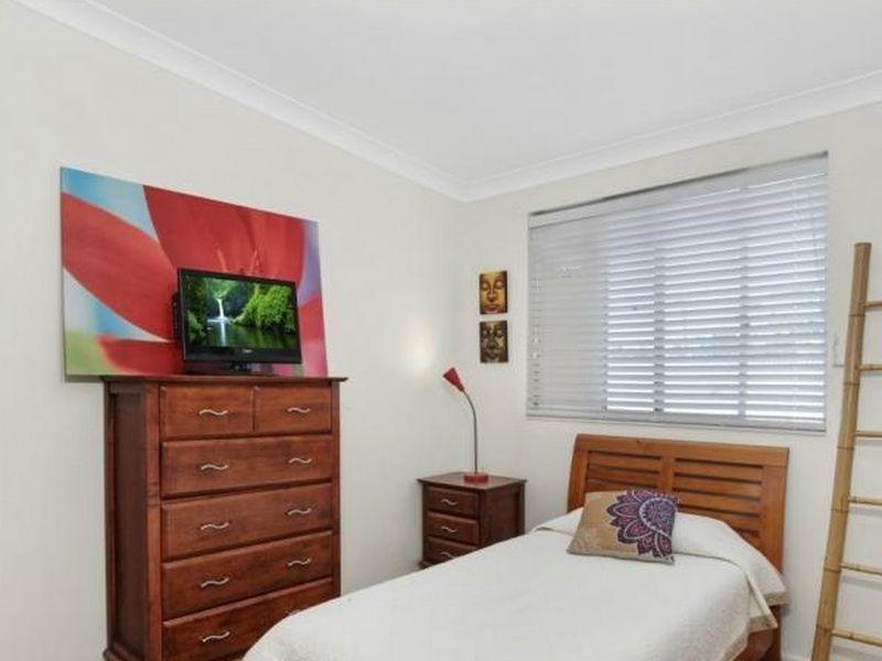 18 Hinemoa Ave, Killarney Vale NSW 2261