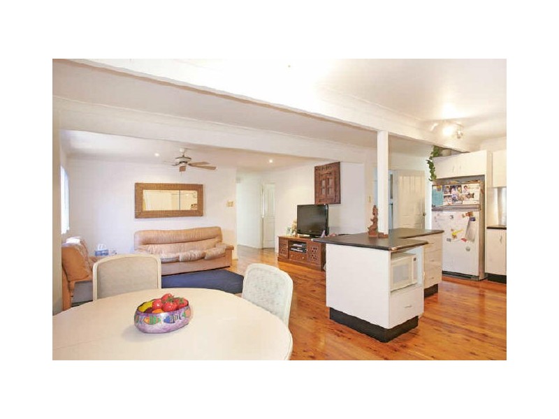 1 Erin Ave, Berkeley Vale NSW 2261