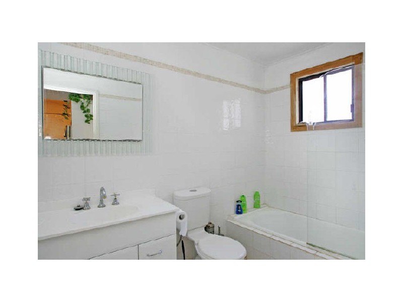 1 Erin Ave, Berkeley Vale NSW 2261