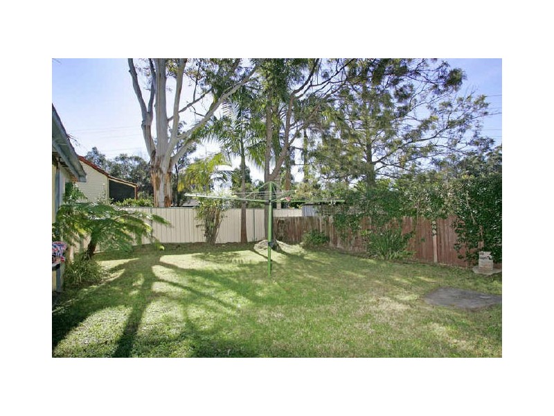 1 Erin Ave, Berkeley Vale NSW 2261