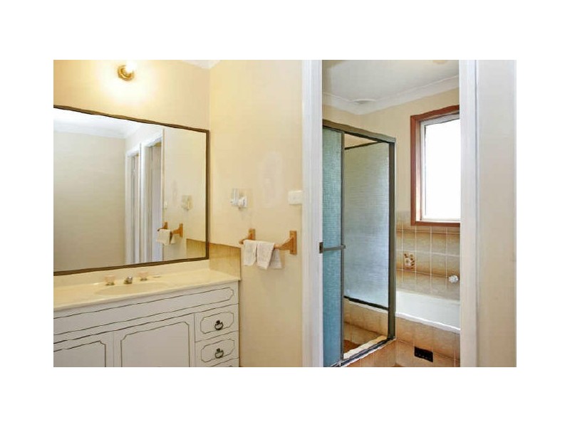 383 Lakedge Ave, Berkeley Vale NSW 2261
