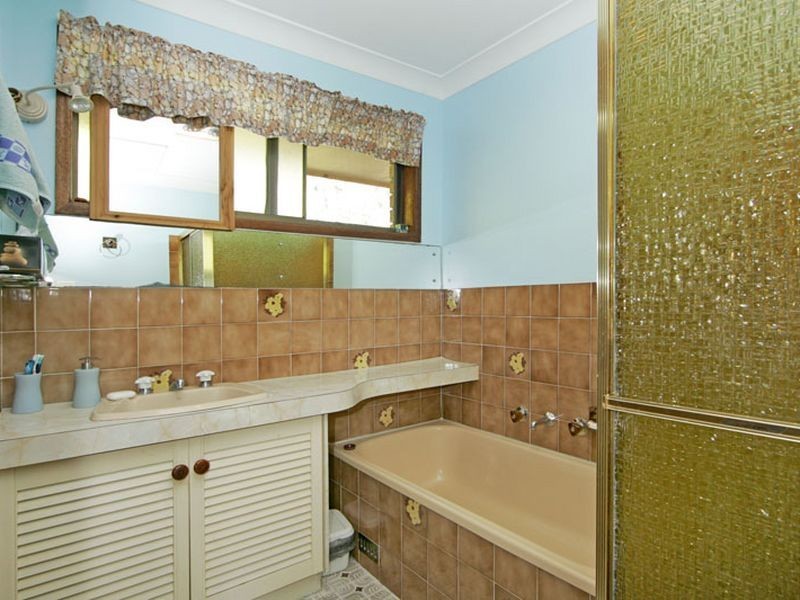 15 Toongara Avenue, Bateau Bay NSW 2261