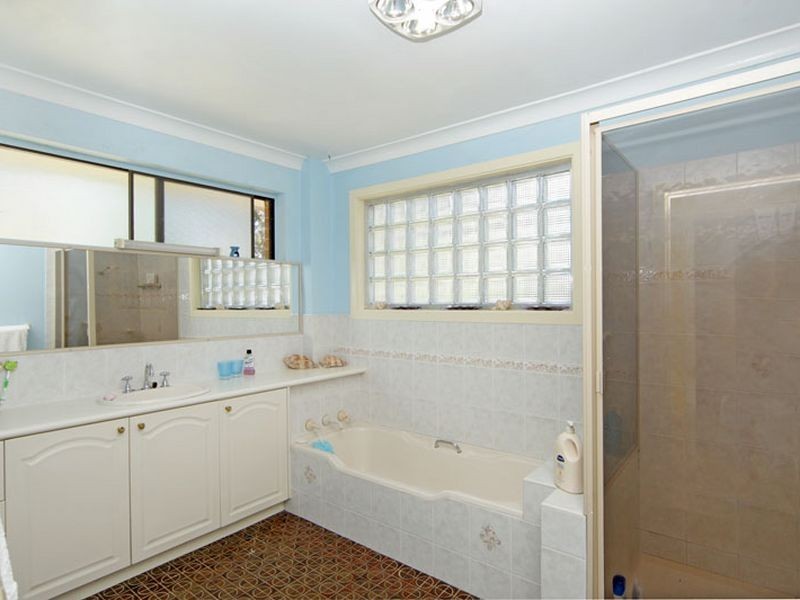 4 Jeannie Crescent, Berkeley Vale NSW 2261