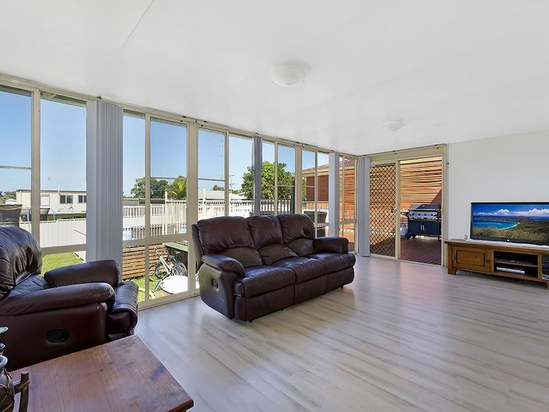 22 Dampier Boulevard, Killarney Vale NSW 2261