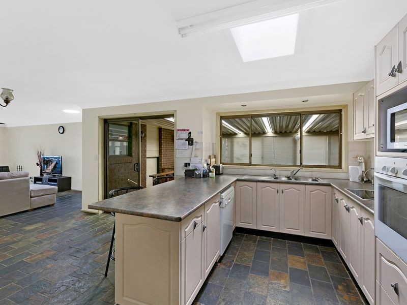 2 Erin Avenue, Berkeley Vale NSW 2261
