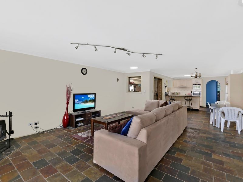 2 Erin Avenue, Berkeley Vale NSW 2261