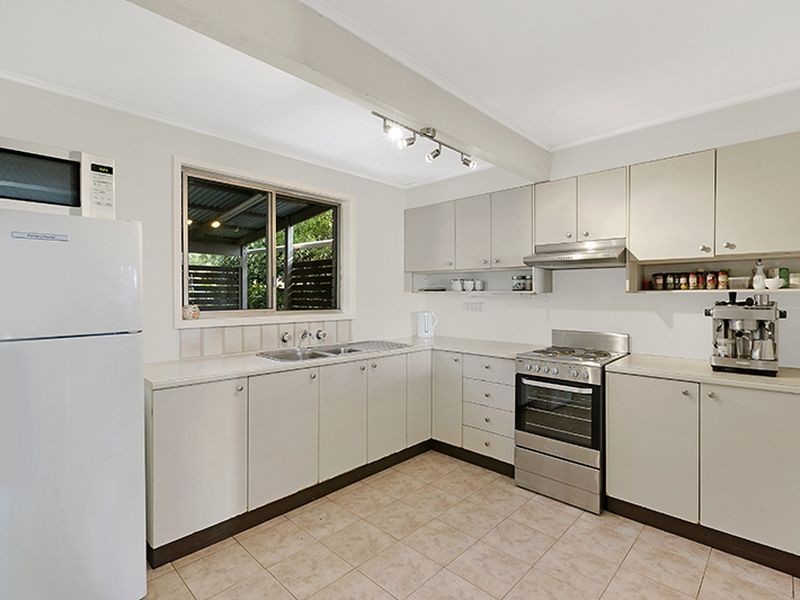 50 Kathleen White Crescent, Killarney Vale NSW 2261