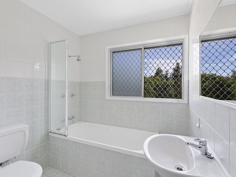 50 Kathleen White Crescent, Killarney Vale NSW 2261