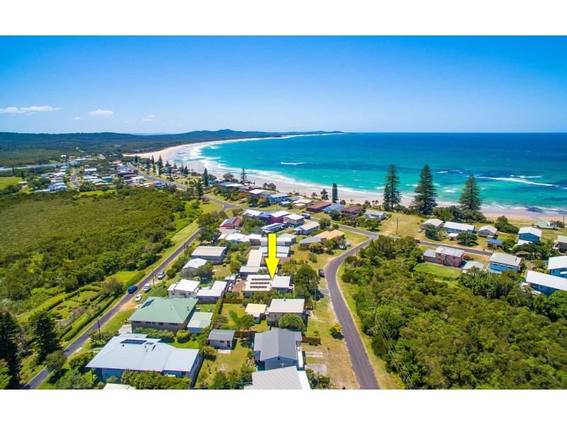 6 Poinsettia Crescent, Brooms Head NSW 2463