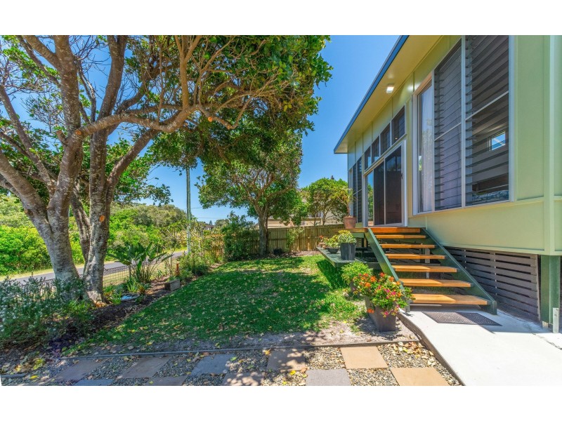 6 Poinsettia Crescent, Brooms Head NSW 2463
