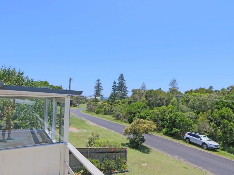 10 Poinsettia Crescent, Brooms Head NSW 2463
