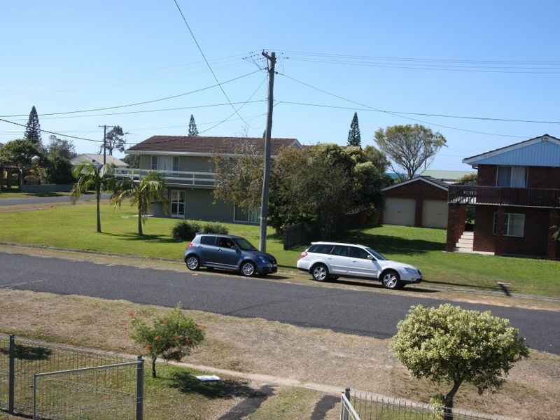10 Honeysuckle Street, Brooms Head NSW 2463