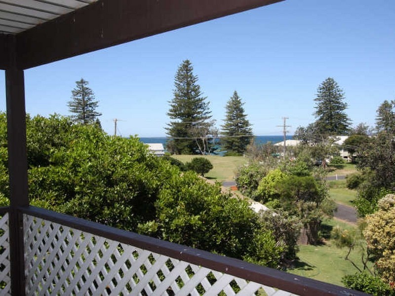 2 Poinsettia Crescent, Brooms Head NSW 2463