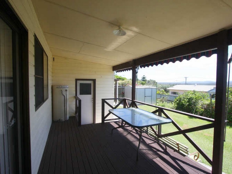 2 Poinsettia Crescent, Brooms Head NSW 2463