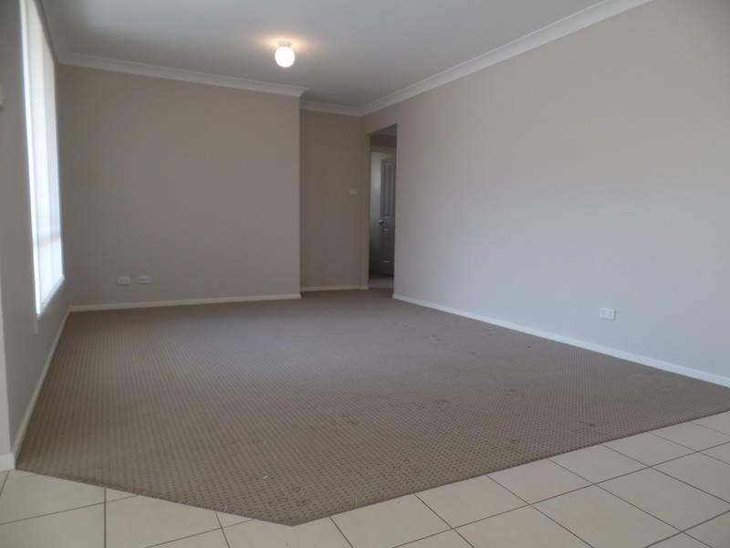 Unit 2/13 Prieska Way, East Maitland NSW 2323