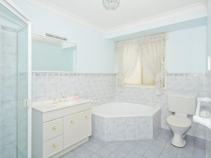 8 Fourth Street, Booragul NSW 2284