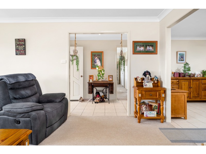 242 Denton Park Drive, Aberglasslyn NSW 2320