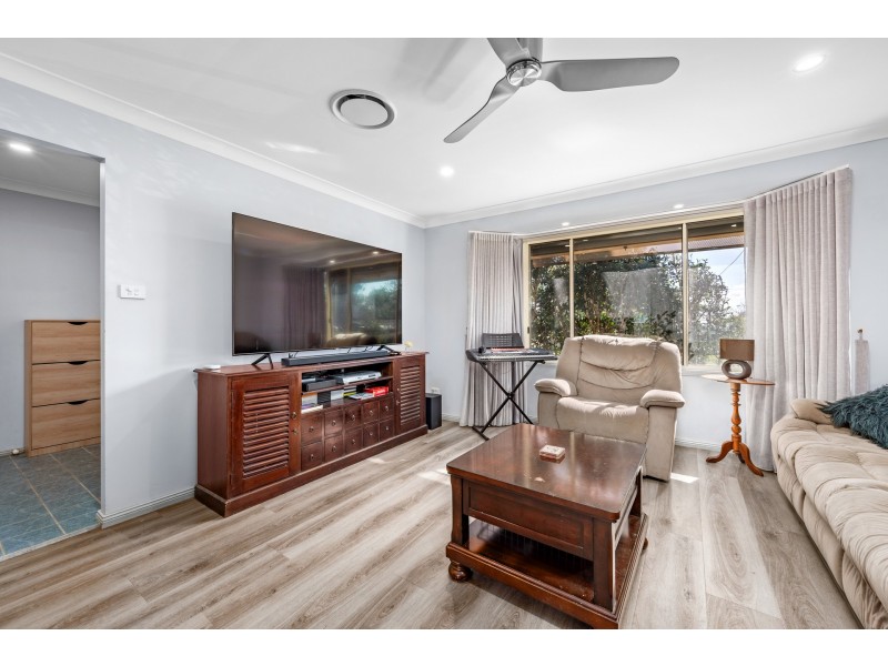 33 Tarwhine Avenue, Chain Valley Bay NSW 2259