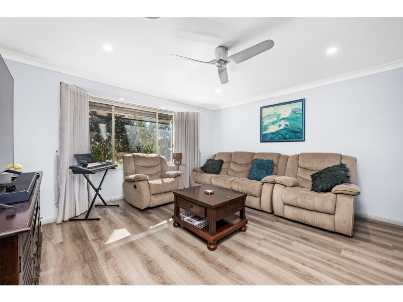 33 Tarwhine Avenue, Chain Valley Bay NSW 2259