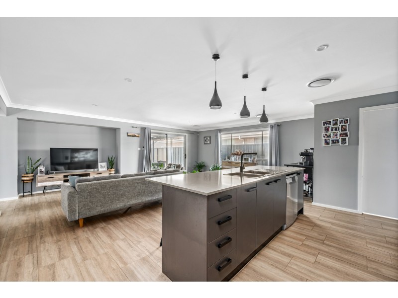 42 Grand Parade, Rutherford NSW 2320