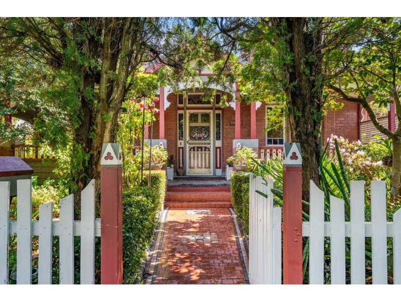 18 Queen Street, Lorn NSW 2320