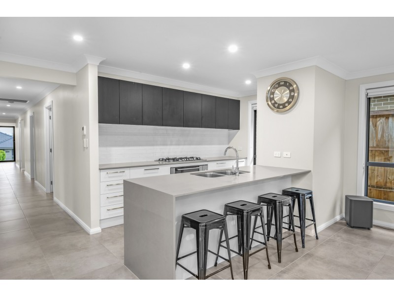 43 Friarbird Ridge, Aberglasslyn NSW 2320