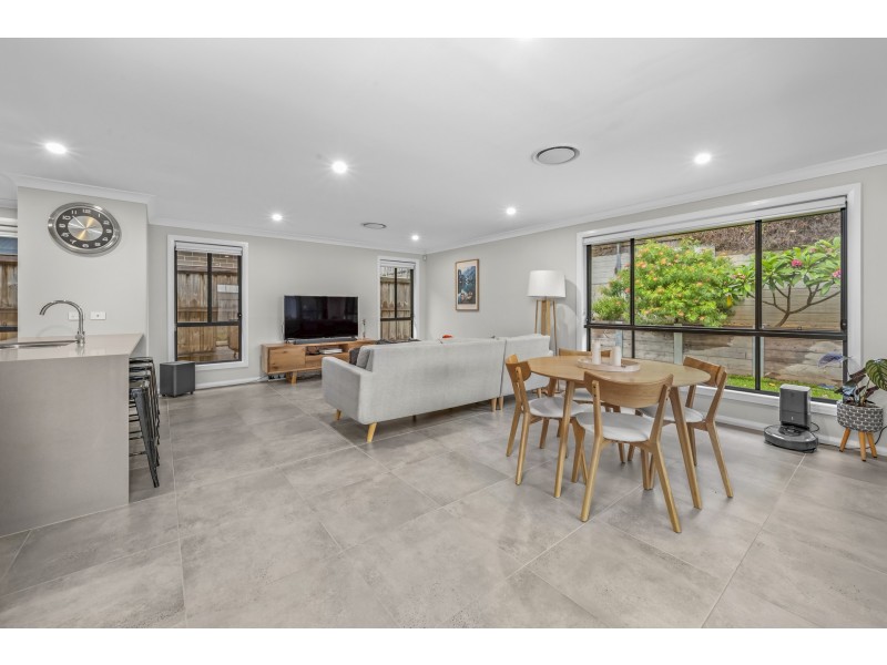 43 Friarbird Ridge, Aberglasslyn NSW 2320