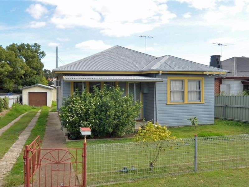 6 Fourth Avenue, Rutherford NSW 2320