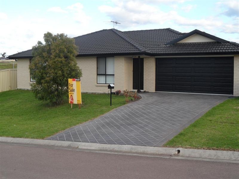 11 Diamond Circuit, Rutherford NSW 2320