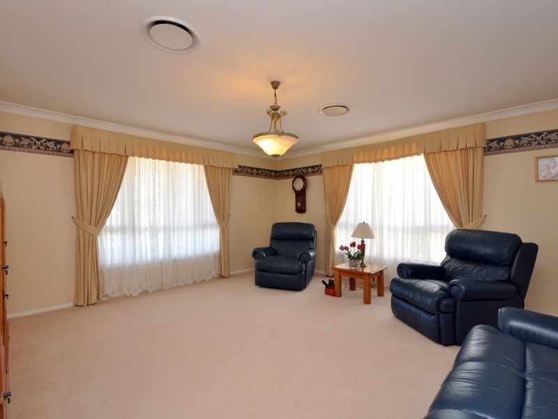 10 Daniel Avenue, Rutherford NSW 2320