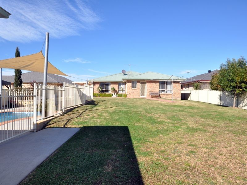 10 Daniel Avenue, Rutherford NSW 2320