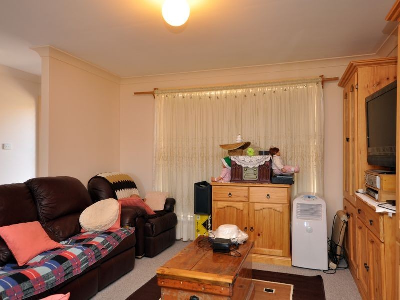 11/2A Justine Parade, Rutherford NSW 2320