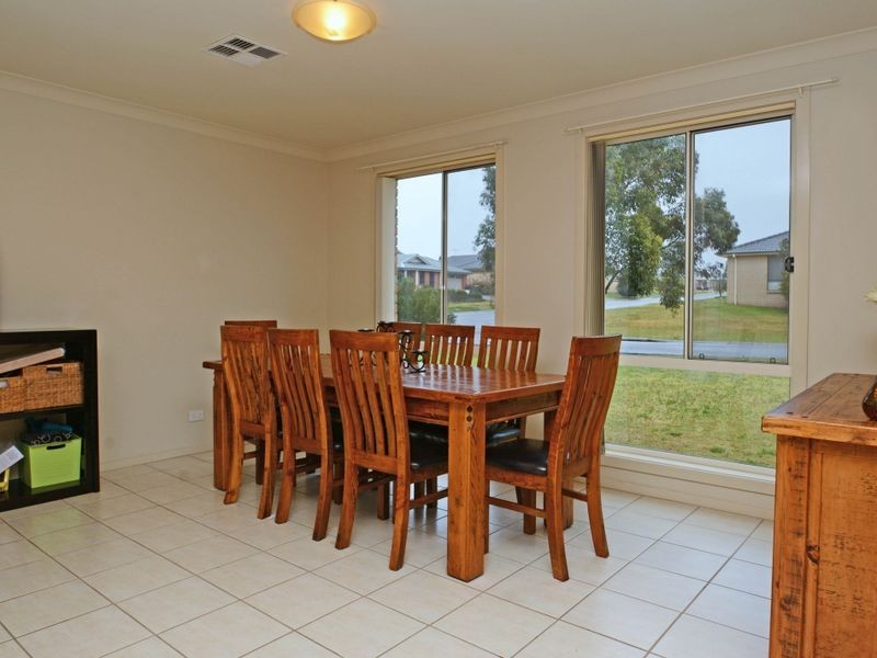 2 Hilltop Crescent, Bolwarra Heights NSW 2320